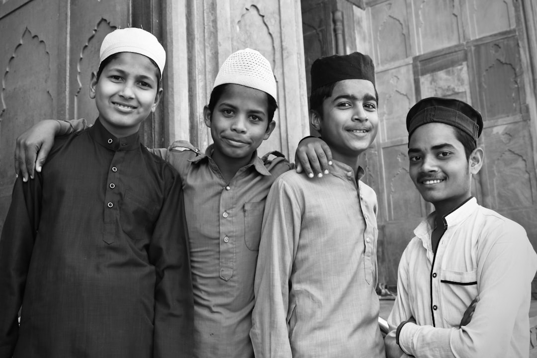 Sahabat yang Tak Pernah Lelah Mencari Cahaya: Kisah Persahabatan di Tengah Gelapnya Zaman Jahiliyah