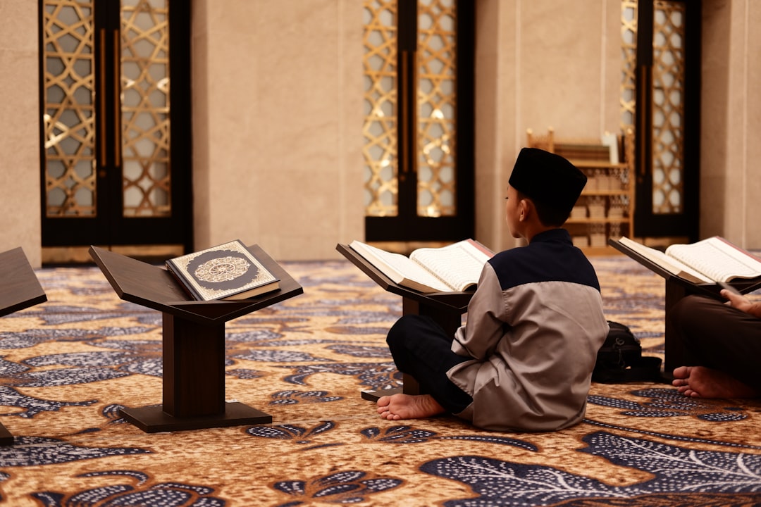 Antara Berkah dan Bid'ah: Minum Air Bekas Mandi Guru
